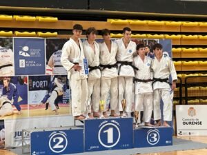 Saúl Fernández en el podium junto al resto de judokas que obtuvieron galardón.