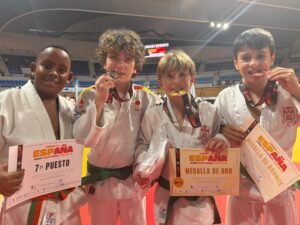 Una imagen de varios de los judokas de categoría alevín.