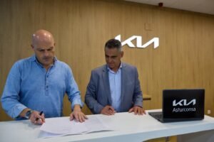 Una imagen del momento de la firma en el concesionario KIA Asturconsa.