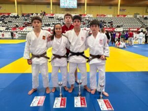 Los cinco judokas del Judo Club Avilés en la Supercopa de España de Vigo.
